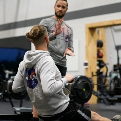 Coach explaining an exercise on personal training in Orleans CrossFit